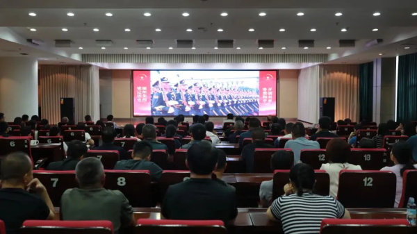 中心党员职工集中观看纪念中国人民抗日战争暨世界反法西斯战争胜利80周年大会