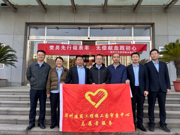 中心党员职工积极参加“党员先行做表率，无偿献血践初心”活动