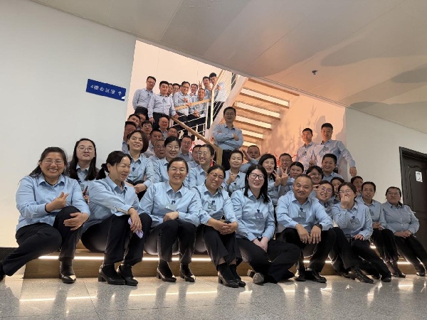 金鞍策马迎新篇 | 中心召开2025年度表彰大会
