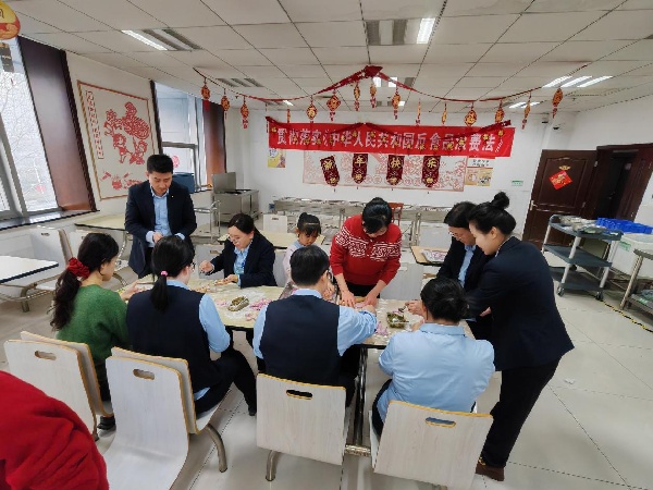 多彩饺子吉祥树，欢欢乐乐过小年