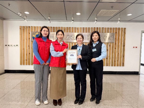 阳光之翼赠送公益服务纪念牌