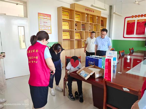 过“六一”｜中心志愿者到校为小飞同学送上节日礼物和暖心祝福