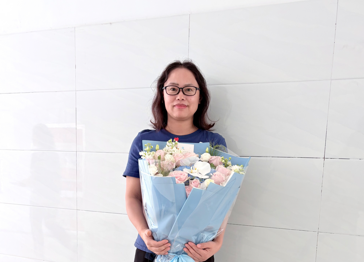 教师节，鲜花赠“提灯引路人”